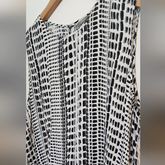 Ava & Viv Black and White Patterned Blouse - Picture 2 of 4